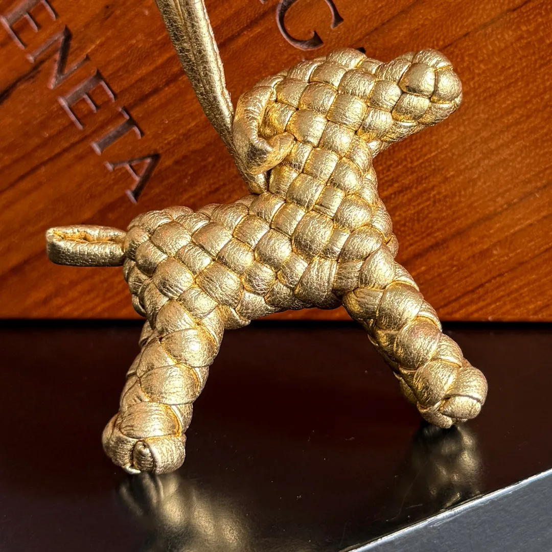 Batch 540 BOTTEGA VENETA2025 new puppy-shaped pendant braided puppy is now online😎The leather braided puppy-shaped pendant can be hung on any handbag, and it is as cute, delicate and colorful as it matches with a bag. Cute and cute, it will touch your heart at any time. It can be hung on bags or keychains. Who can resist such a cute puppy💓 Style number: 807068